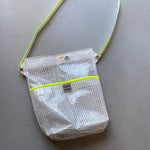 Indlæs billede til gallerivisning Stor taske i genbrugs armeret presenning Gitte Bramm
