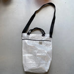Indlæs billede til gallerivisning Stor taske i genbrugs armeret presenning Gitte Bramm
