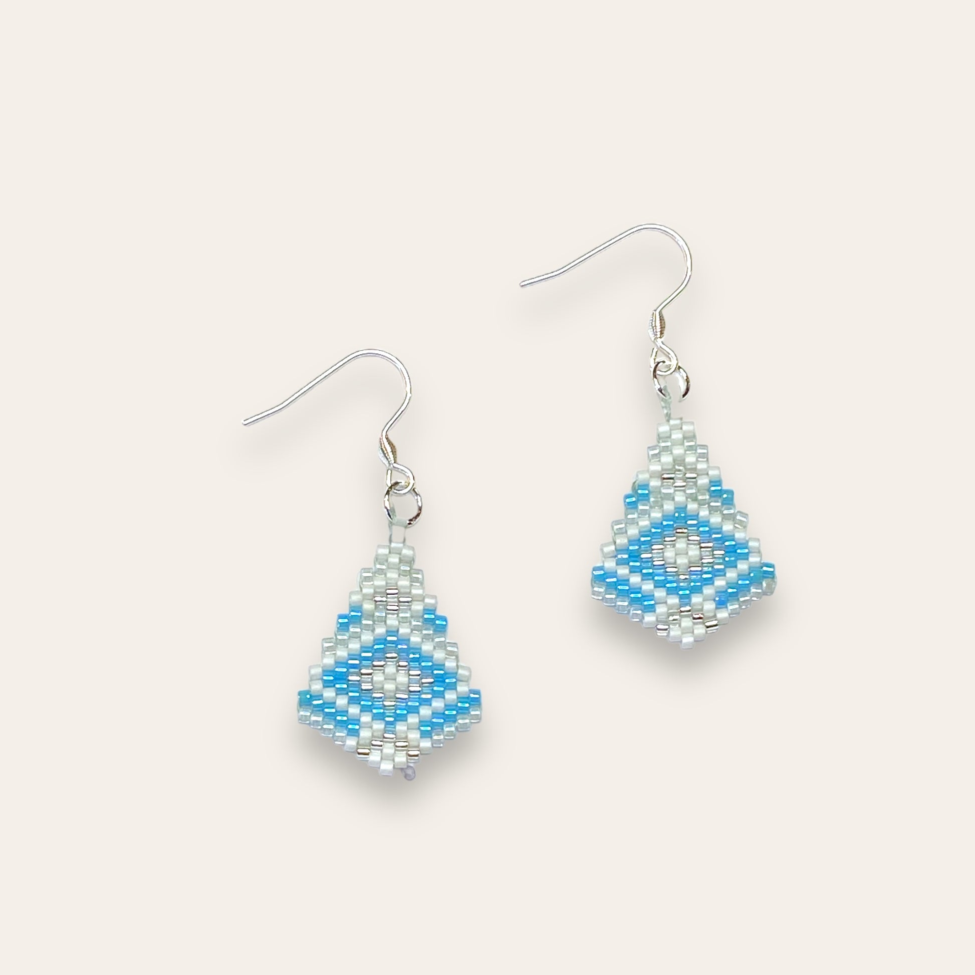 Ørering af miyuki perler - pastel blå kantet dråbe Sara Engel